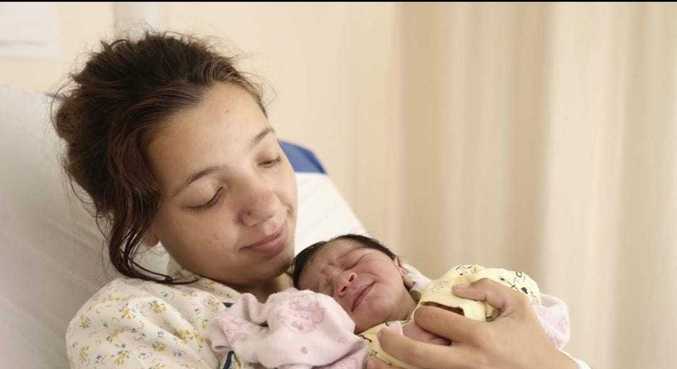 Jovem dá à luz em abrigo de Petrópolis quando visitava a mãe, vítima da tragédia