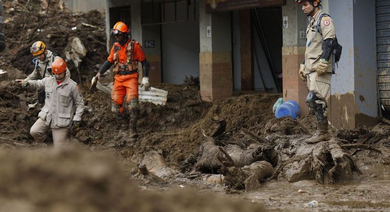 Bombeiros fazem buscas por ao menos 104 desaparecidos