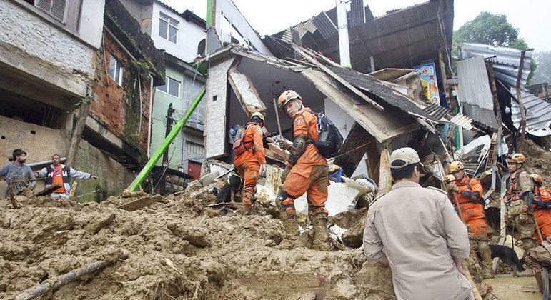 Rastro de destruição na cidade de Petrópolis: já são mais de 130 mortos