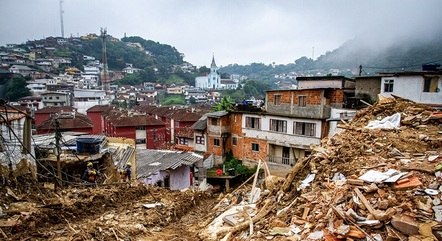 Petrópolis tem 217 mortos em tragédia 