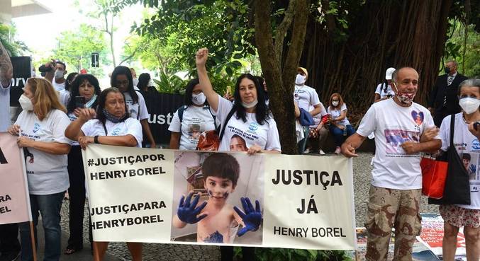 Leniel Borel organizou um protesto em frente ao TJ-RJ