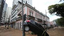 Cerca de 140 carros são retirados de ruas e rios de Petrópolis após chuva deixar rastro de destruição