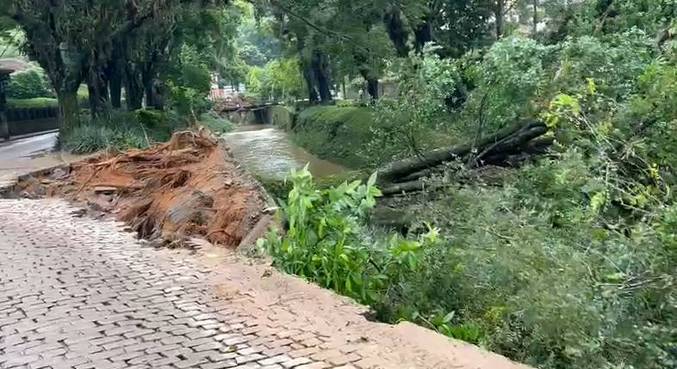 Temporal em Petrópolis provoca mortes, deslizamento de terra e 80 casas atingidas