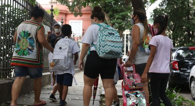 Falta de professores afeta crianças carentes e de regiões periféricas