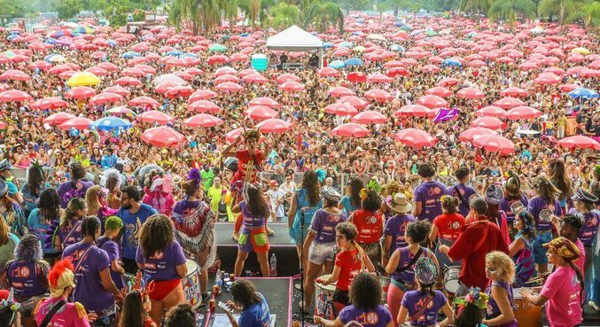 Primeiro Carnaval de rua após pandemia foi marcado por superlotações