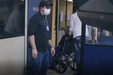 Médico foi prestar depoimento em cadeira de rodas