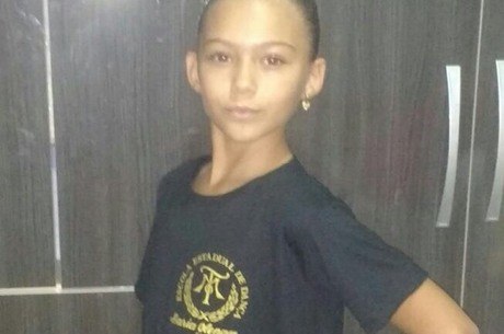 Rayane com uniforme da Escola de Dança Maria Olenewa