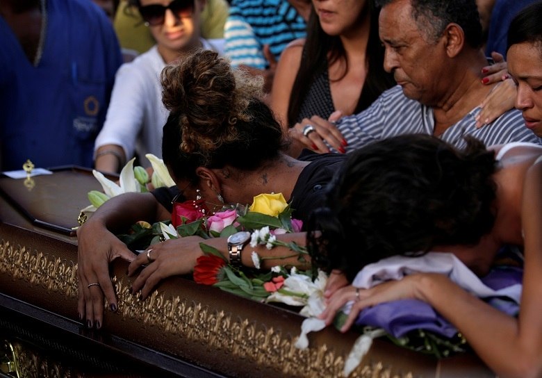 Corpo de Marielle Franco é sepultado no Rio - Notícias - R7 Rio de Janeiro