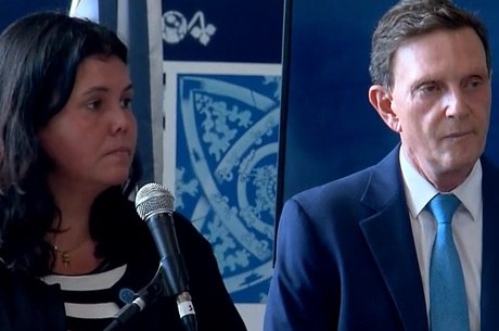 Beatriz Busch e Marcelo Crivella durante coletiva