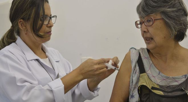 Idosos e trabalhadores da saúde serão imunizados contra gripe a partir do dia 23