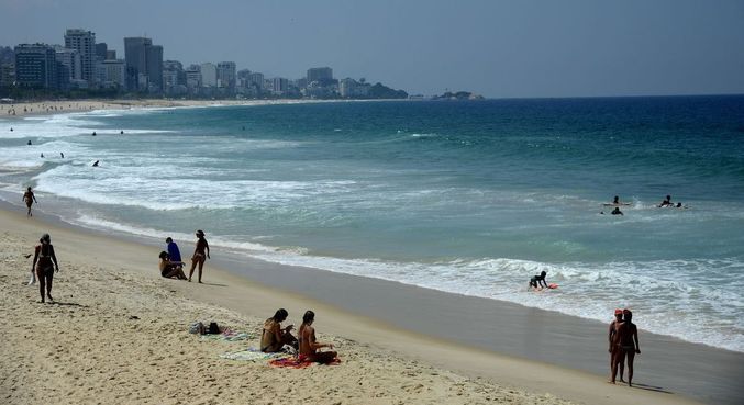Cariocas procuraram praias mesmo com decreto proibindo permanência na areia
