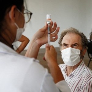 Rio vacina pessoas com 50 anos ou mais
