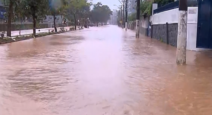 Rio encheu na rua Coronel Veiga, em Petrópolis; via continua alagada nesta segunda (21)