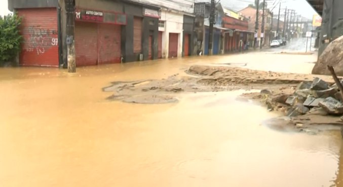 Quatro pessoas estão desaparecidas em Petrópolis, após chuva forte 