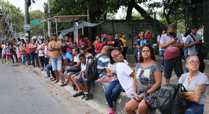 Passageiros formam longas filas em pontos de ônibus no Rio
