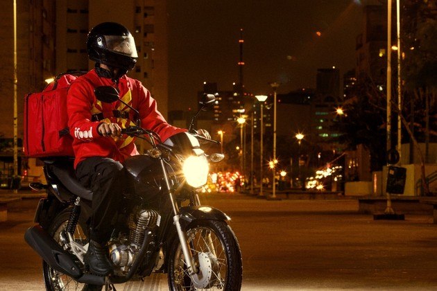 2. Serviço de entrega. Da mesma forma que acrescentar as vendas como uma opção de
complemento do faturamento é adaptável a várias agendas, os serviços de entrega
também podem ser encaixados na programação. A pessoa que possui algum veículo
tem a alternativa de prestar serviços para uma empresa próxima da casa delas ou
do trabalho ou, é claro, para plataformas como Rappi, encaixando essa atividade no seu dia a
dia. Além de ter a salvaguarda da companhia para qualquer incidente, o
trabalhador também pode personalizar as suas viagens, indo apenas para regiões
conhecidas