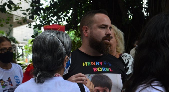 Leniel Borel em protesto durante a segunda audiência sobre morte do filho
