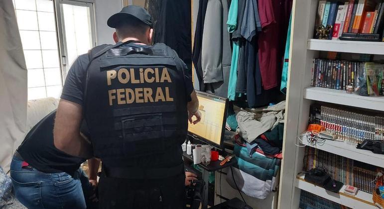 Suspeito armazenava material em computador apreendido por agentes