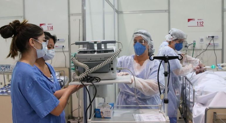 Profissionais da saúde atendem em Unidade de Terapia Intensiva (UTI)
