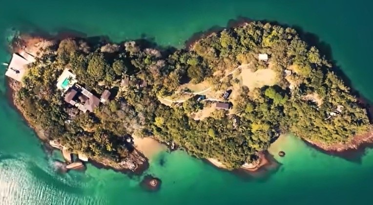 Com heliponto e deque para embarcações, uma ilha privada está à venda por R$ 74 milhões em Angra dos Reis, na Costa Verde, a cerca de 170 km do Rio de Janeiro. A propriedade de 25 mil m², conhecida por ter recebido celebridades como a atriz Bruna Marquezine, tem como destaque uma praia exclusiva. Veja as fotos a seguir