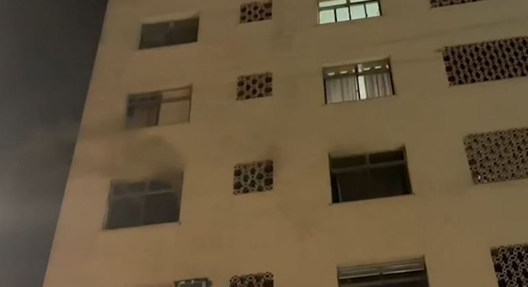 Bombeiros controlaram chamas após jovem atear fogo em colchão