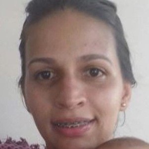 Vítima caiu de cabeça no chão após curva do coletivo
