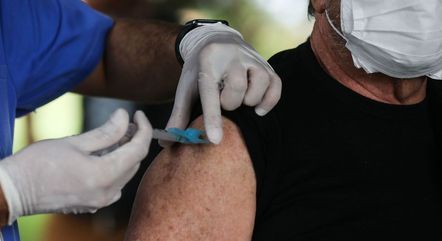 A vacinação regular segue na
 faixa etária dos 60 anos no Rio