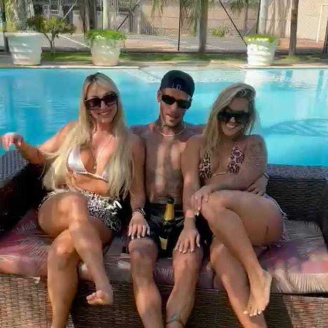 Cantor apareceu com as duas mulheres na piscina após sair da delegacia