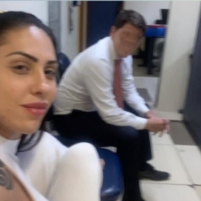 Monique Medeiros em seflie tirada na delegacia no dia de depoimento sobre morte do filho 