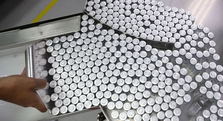 Fábricas veterinárias poderão produzir vacinas contra covid