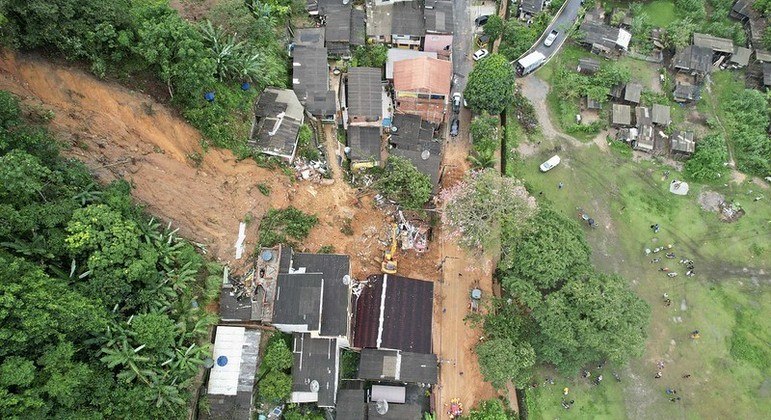 Deslizamento atingiu casas no bairro Monsuaba, em Angra dos Reis