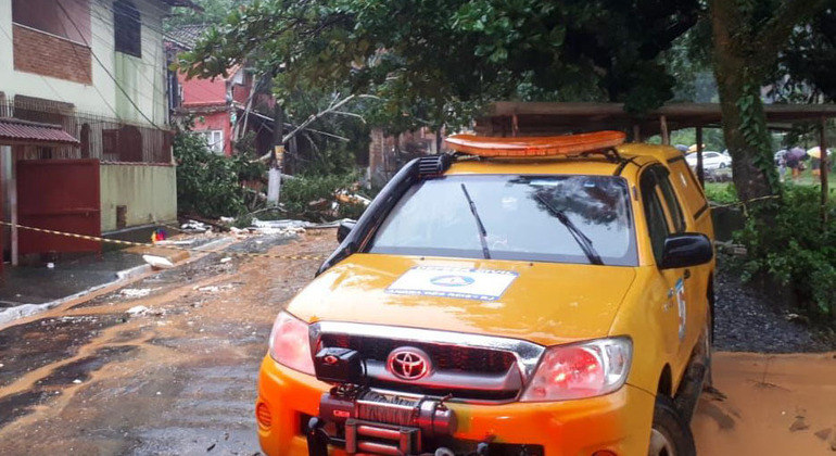 Equipe da Defesa Civil de Angra dos Reis em área afetada pelas chuvas