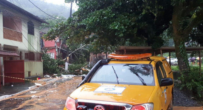 Deslizamento deixou criança e adolescente mortos em Angra dos Reis
