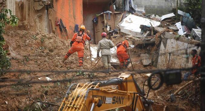 Quatro casas foram atingidas por deslizamento em Angra dos Reis