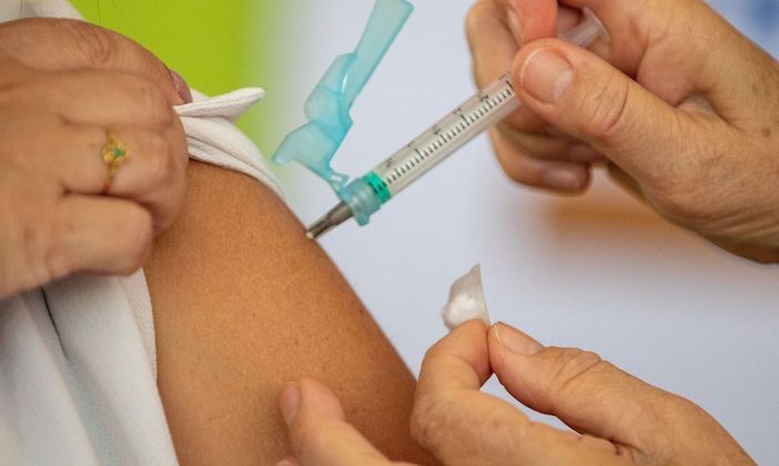 Mantenha suas vacinas em diaA imunização é uma forma eficiente de manter ativa a memória imunológica contra uma série de doenças, como gripe e Covid-19. As vacinas estimulam o organismo a produzir anticorpos e células de defesa que estarão prontos para agir quando ocorrer uma infecção