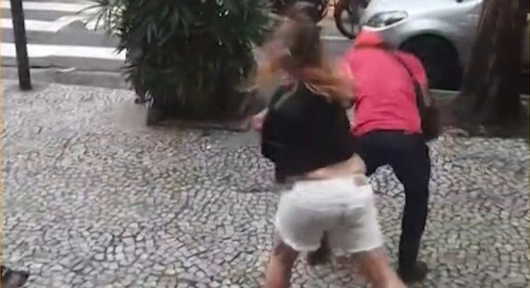 Vídeo mostra Sandra usando guia de coleira de cachorro para agredir entregador

