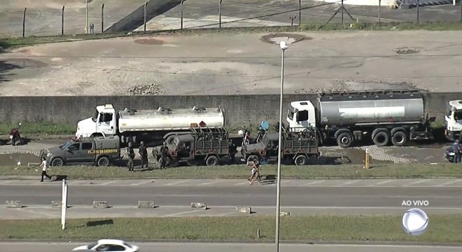 Forças Armadas escoltam caminhões-tanque na saída da Reduc