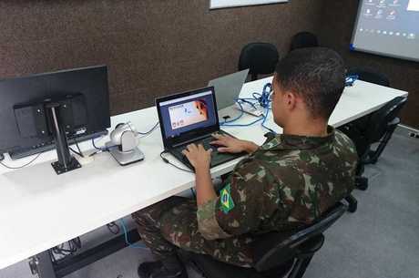 Militares trabalham em central de escoltas na Reduc
