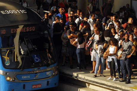 Resultado de imagem para brt rio de janeiro lotado