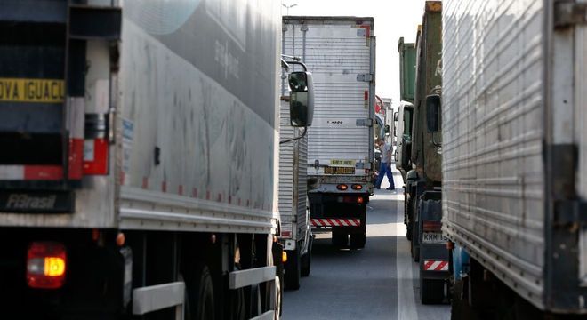 Caminhoneiros estão paralisados desde segunda (21)