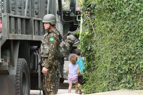 Militares fazem aÃ§Ã£o em sete favelas da PraÃ§a Seca