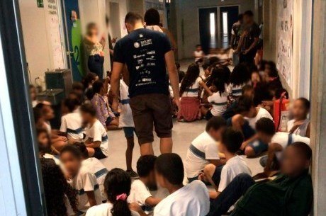 Alunos se abrigaram em corredor de escola