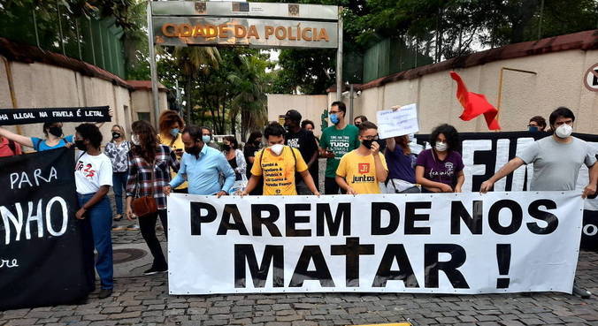 Manifestantes protestaram na porta da Cidade da Polícia Civil, no Jacaré, zona norte do Rio
