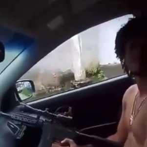 Vídeos mostram traficantes armados