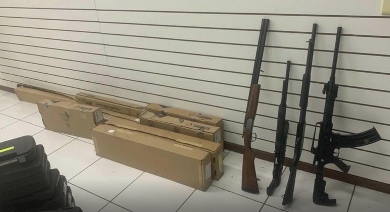 Polícia Civil e Exército apreenderam armas em operação em loja em Niterói