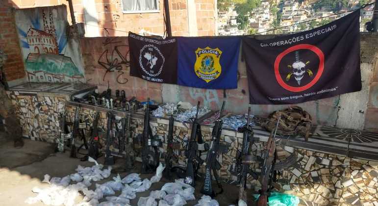 Ao menos 13 fuzis foram apreendidos durante a ação