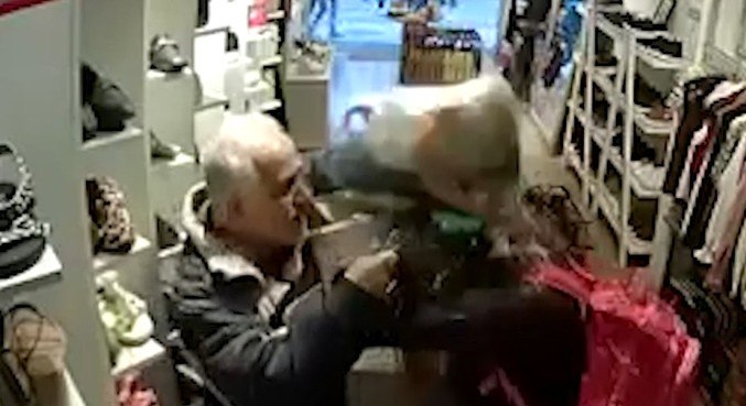 Imagens de câmeras de segurança mostram homem derramando gasolina na ex-mulher
