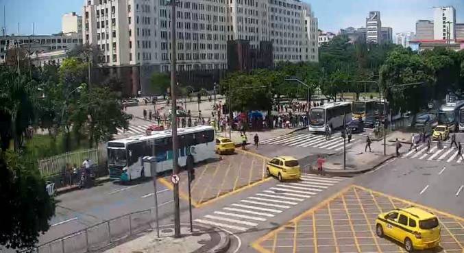 Universitário é esfaqueado em assalto enquanto voltava da faculdade no centro do Rio