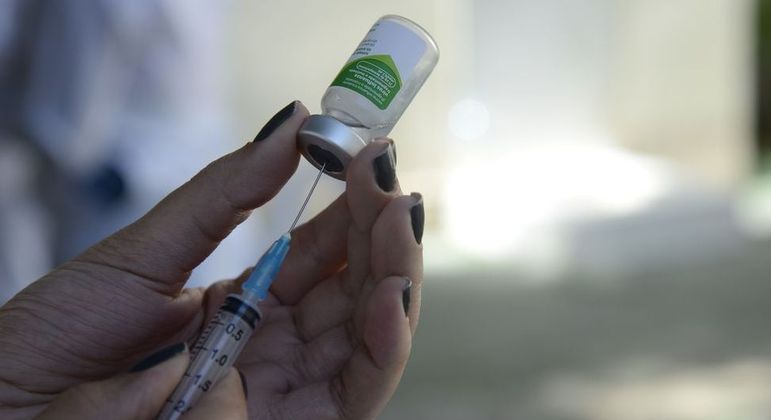 Vacina da gripe oferecida no SUS protege contra três cepas do vírus influenza