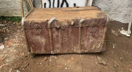 Corpo foi encontrado dentro de baú